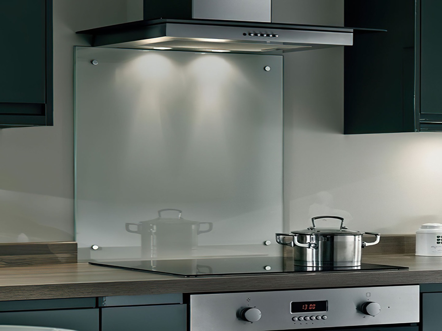 Pros_and_Cons_of Clear_Glass_Splashbacks.jpg